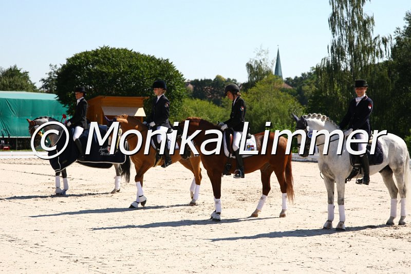 109M7169_Dressur L_Mannschaft.JPG